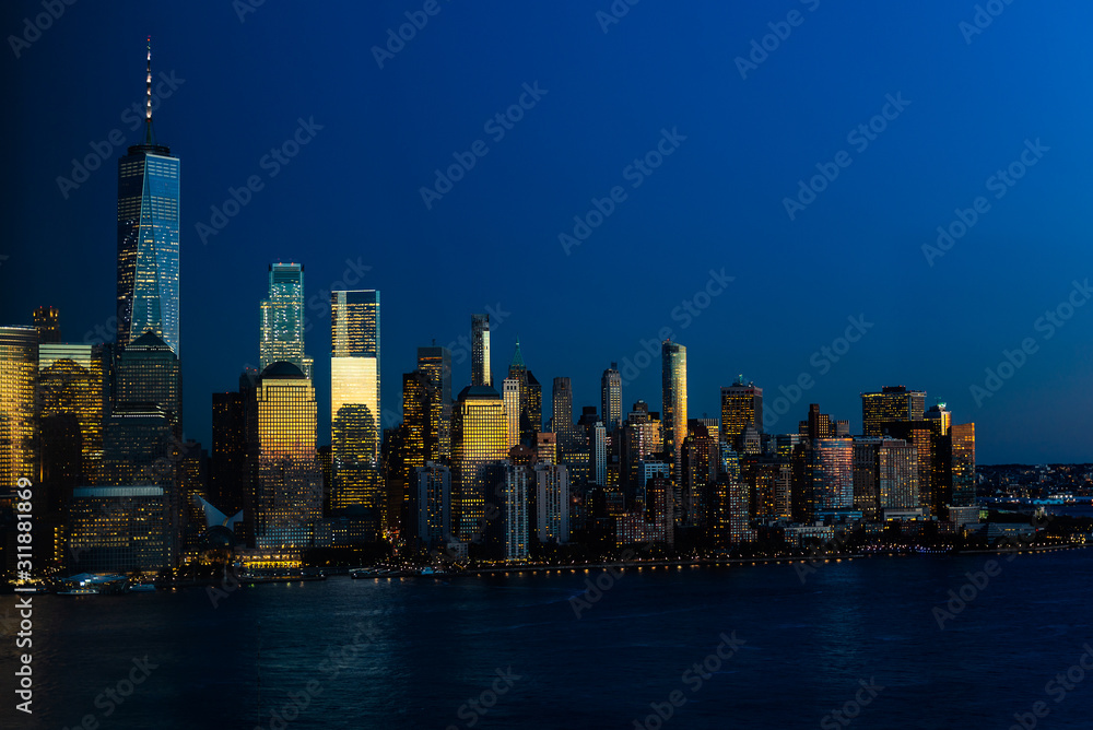 Fototapeta premium Niesamowity widok na panoramę Nowego Jorku i centrum Manhattanu z Jersey City nocą