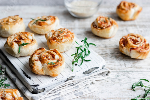 Foto Unsweetened snails and puff pastry with bacon, sesame seeds and rosemary