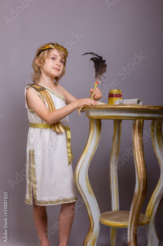 Foto Cute child dressed like ancient roman god