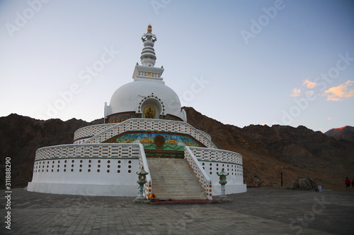 Photo Shanti Stupa is a Buddhist white-domed stupa (chorten) on a hilltop in Chandspa