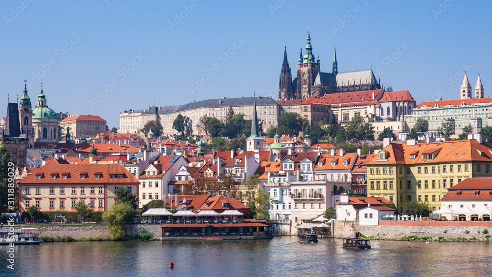 Prager Burg mit Moldau Fluss und historischem Stadtviertel im Vordergrund