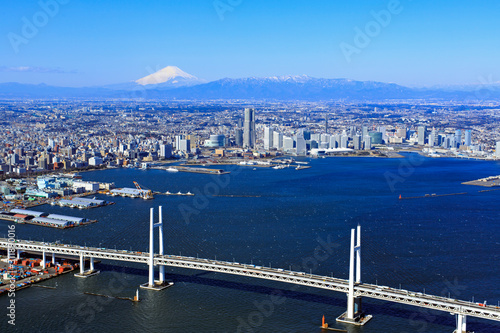 横浜港とベイブリッジ／Aerial view