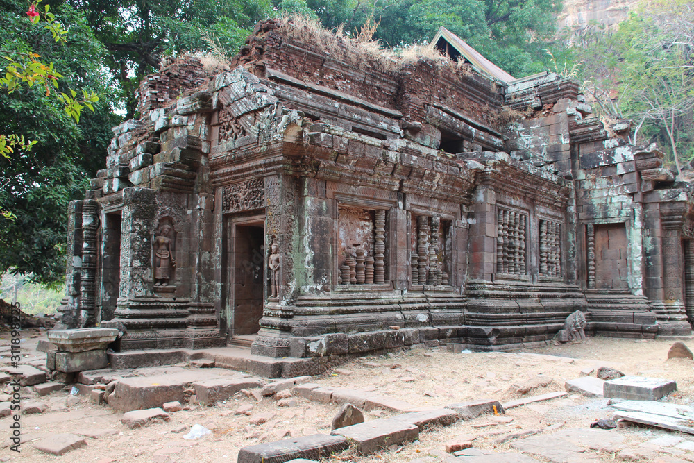 Obraz premium ruined buddhist temple (wat phu / wat phou) in laos