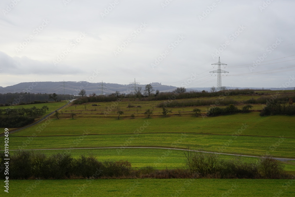 Blick über grüne Felder von Rödental nach Coburg