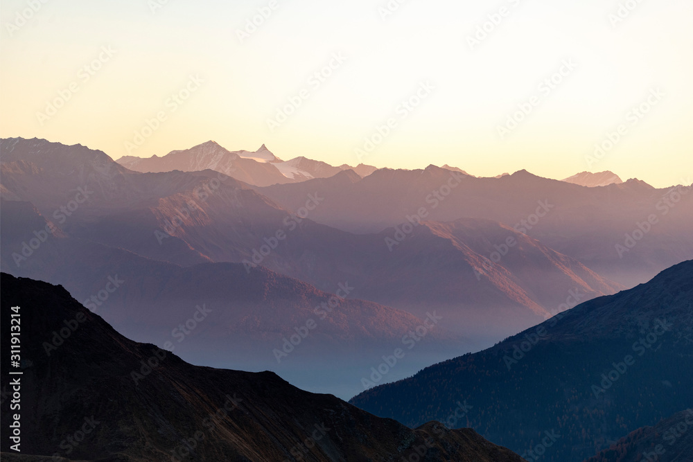 Morgentliches Panorama in den Bergen