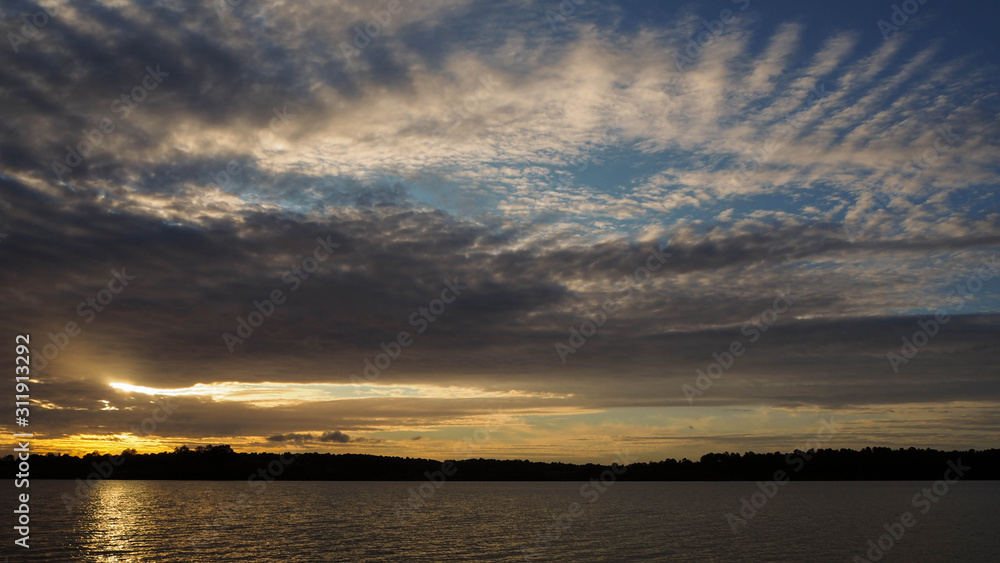 Coucher de soleil inspirant sur le lac d'Arjuzanx Coucher de soleil inspirant sur le lac d'Arjuzanx