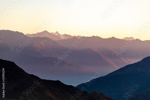 Morgentliches Panorama in den Bergen