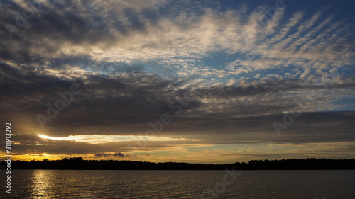 Coucher de soleil inspirant sur le lac d'Arjuzanx © Anthony