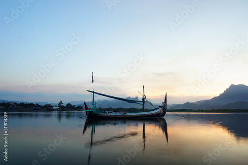 Schilderij op canvas Traditional fishing vessels that still use traditional fishing gear, this boat is made of wood that is resistant to sea water
