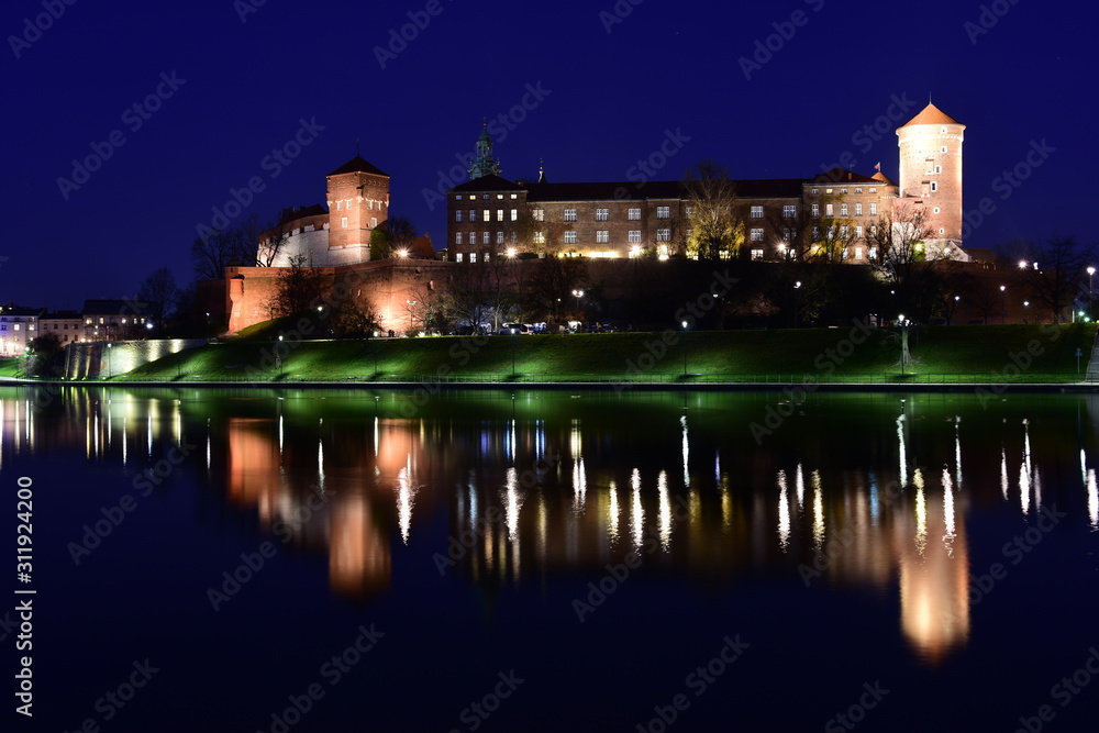 Wawel nocą Bulwary Wislane w Krakowie