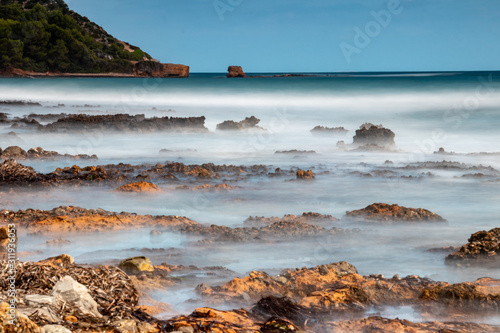 Foto The beautiful coast shore of the island Mallorca in spain - longexposure photogr