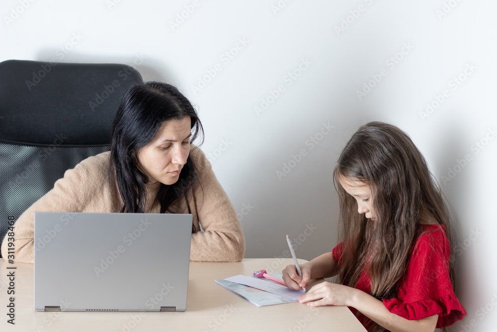 The girl works at home. Children are not a hindrance. The girl works at home. Children are not a hindrance.