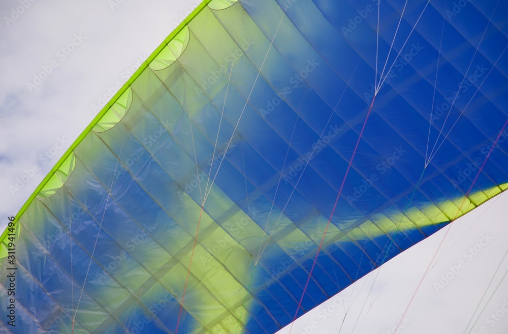 Obraz premium air in cells paragliding open parachute slings rope