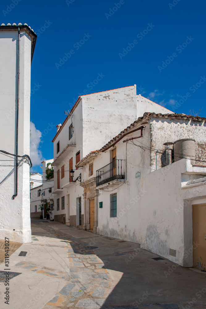 bonita calle rural del municipio de Algatocín, Málaga
