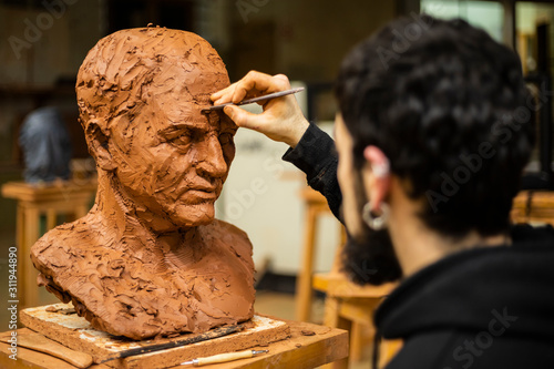 Fotografía Sculptor finishing a clay head