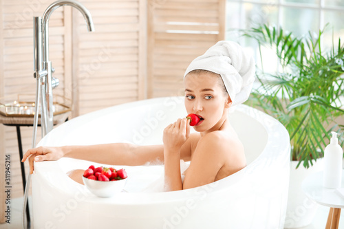Beautiful young woman eatin...