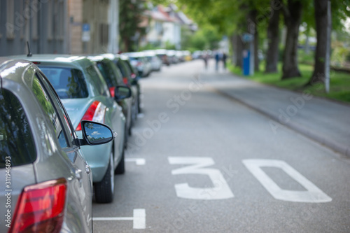 Verkehrsberuhigte Strasse. An der Seite Parken Autos. Dreissig KmH erlaubt.