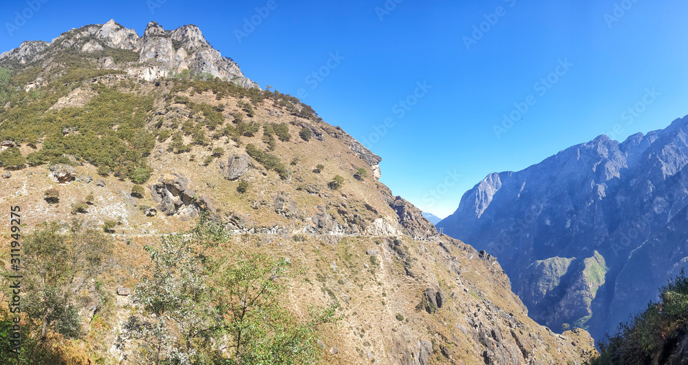 Fototapeta premium Tiger Leaping Gorge, Lijiang, Yunnan Province, China