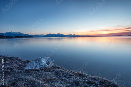 Sonnenuntergang mit Stein am Wasser  Chiemsee