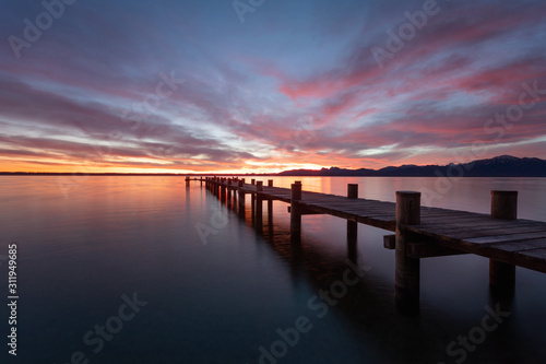 Sonnenaufgang am See mit Steg