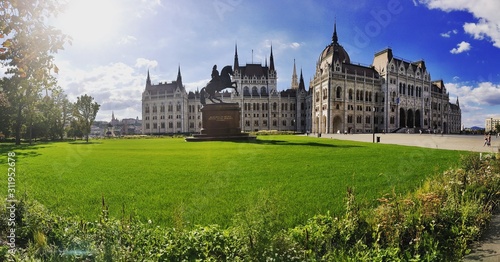фотографія Budapest assembly building with monument