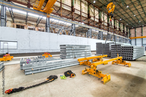 Canvastavla overhead crane beam hoist concrete slab on a plant for the production of hollow floor slabs and new panels piled on a pile for the construction of buildings