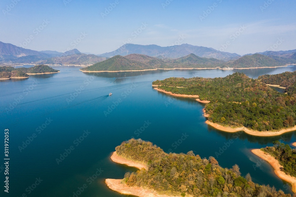 Naklejka premium Taiping Lake in Huangshan City in A Sunny Day in China