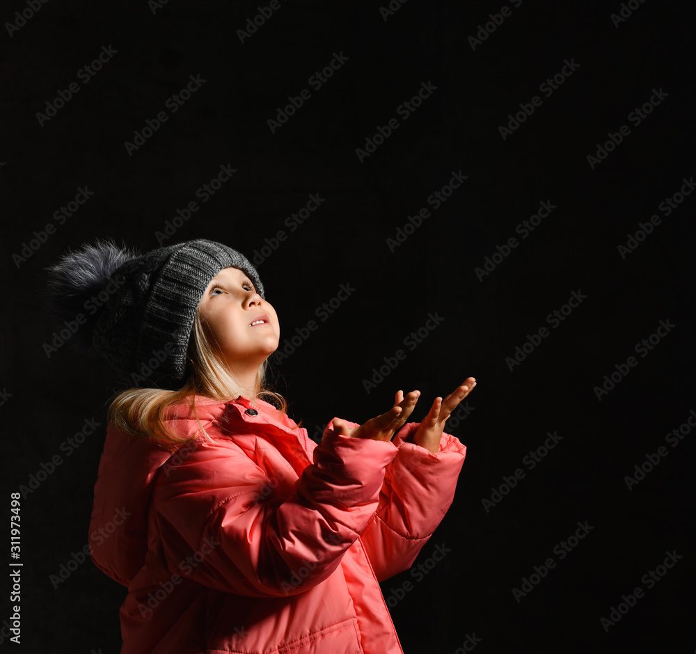 Obraz premium beautiful child enjoying winter and catches snowflakes