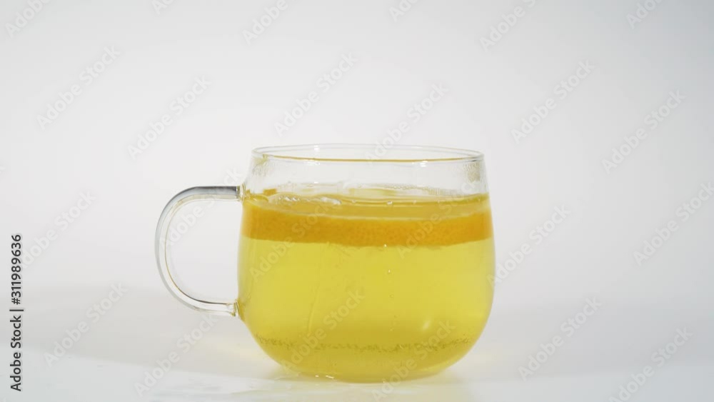 PUTTING LEMON IN JAPANESE GREEN TEA PUTTING LEMON IN JAPANESE GREEN TEA