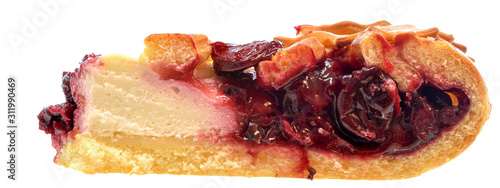 Foto Homemade open pie with fruit filling from cherries Isolated