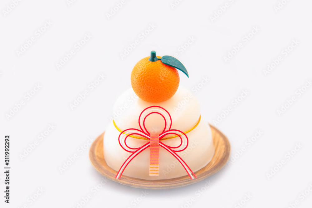 Fotografia Do Stock お正月 鏡餅イメージ素材 おしゃれな現代風アレンジのお飾りとみかんがかわいい鏡餅 白背景 Adobe Stock