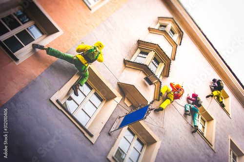 climbing body positions on urban group climb