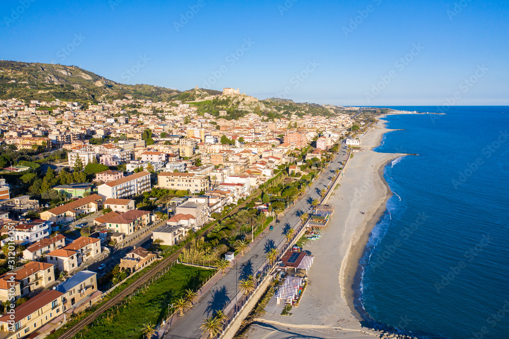 Roccella Jonica, vista aerea della città calabrese con il mare, la spiaggia e il castello.
