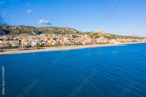 Roccella Jonica, vista aerea della città calabrese con il mare, la spiaggia e il castello. © Polonio Video
