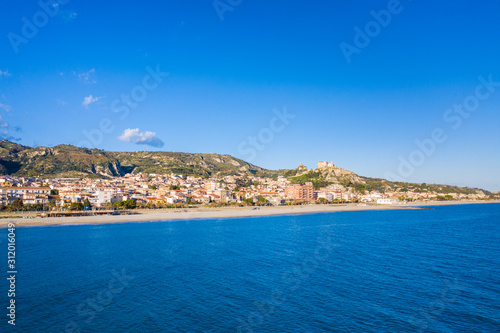 Roccella Jonica, vista aerea della città calabrese con il mare, la spiaggia e il castello.