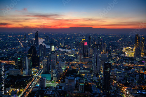 Panorama au cr  puscule sur Bangkok