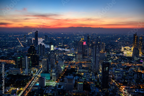 Panorama au cr  puscule sur Bangkok