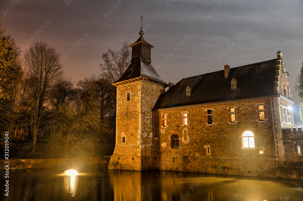 Jehay castle at night