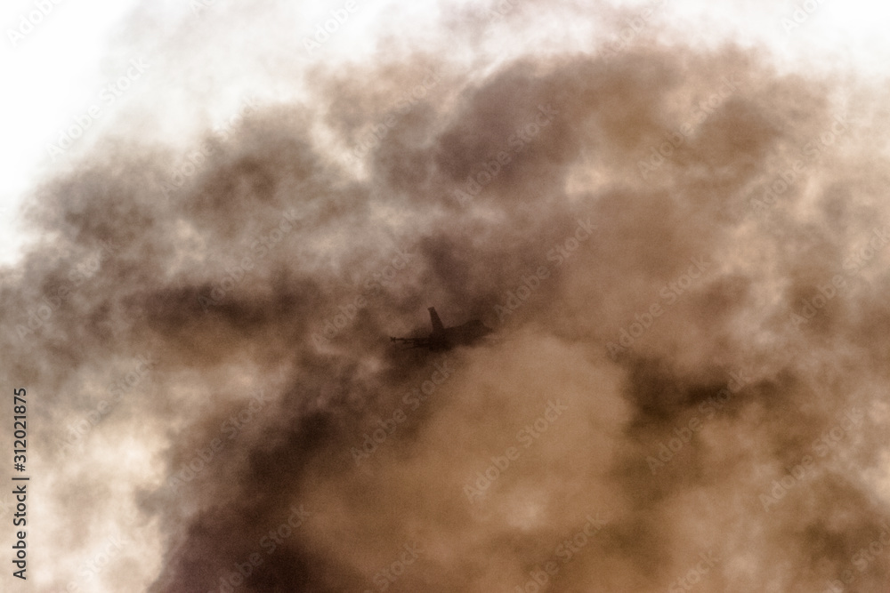 Obraz premium samolot bojowy z dymu