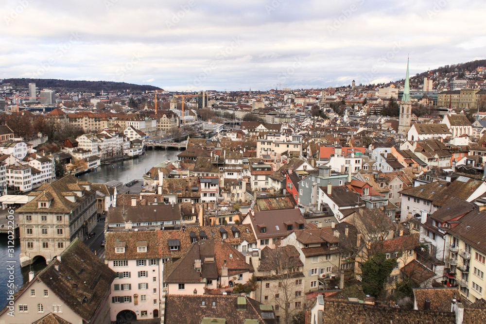 Zürcher Altstadt mit Rathaus, Limmat und Niederdorf Zürcher Altstadt mit Rathaus, Limmat und Niederdorf