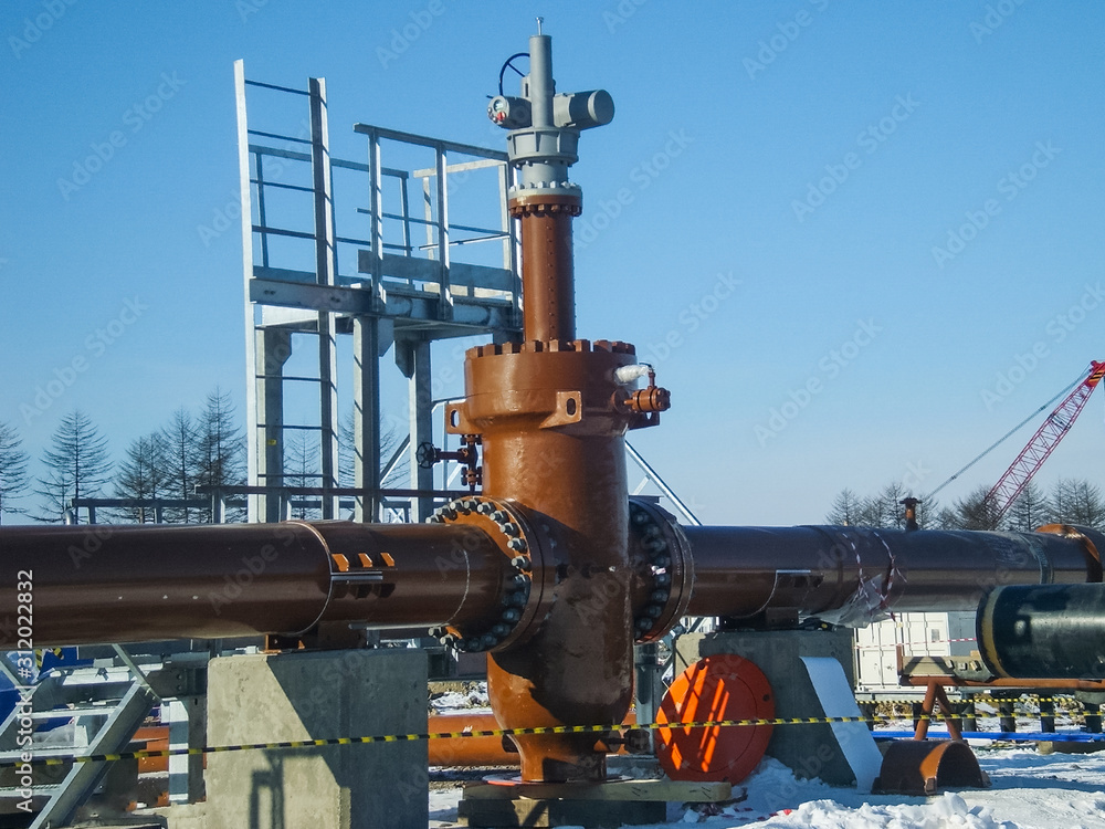 Latch on the pipeline with the electric drive Latch on the pipeline with the electric drive
