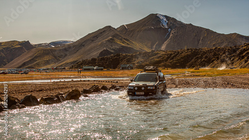 Schilderij op canvas car on the river