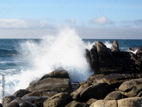 Las olas rompiendo contra las rocas