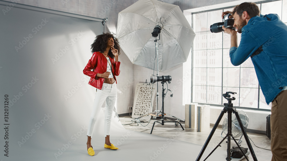 Φωτογραφία Behind the Scenes on Photo Shoot: Beautiful Black Model Poses for a Photographer, he Takes Photos with Professional Camera
