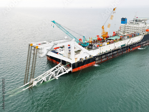 The pipelaying barge