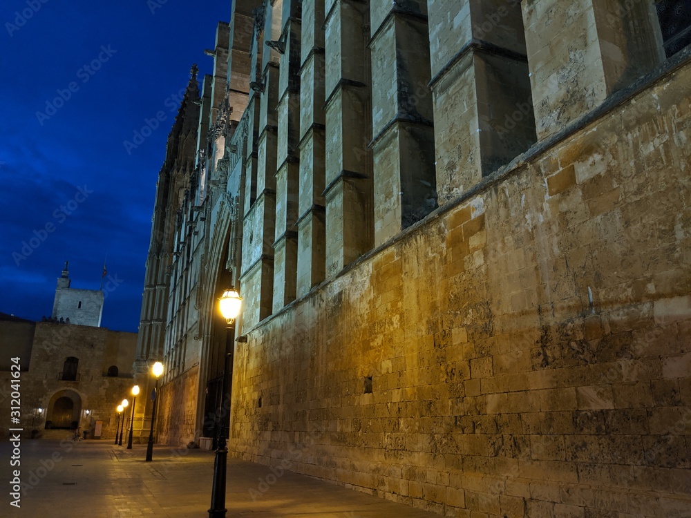 Details der beleuchteten Kathedrale von Palma de Mallorca in der Abenddämmerung