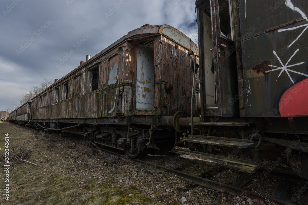 waggon mit holzwaenden auf einem abstellgleis waggon mit holzwaenden auf einem abstellgleis