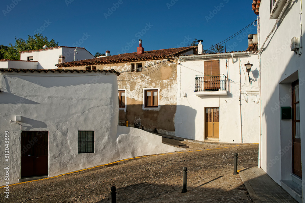 Calle del municipio de Aracena en la provincia de Huelva, Andalucía	