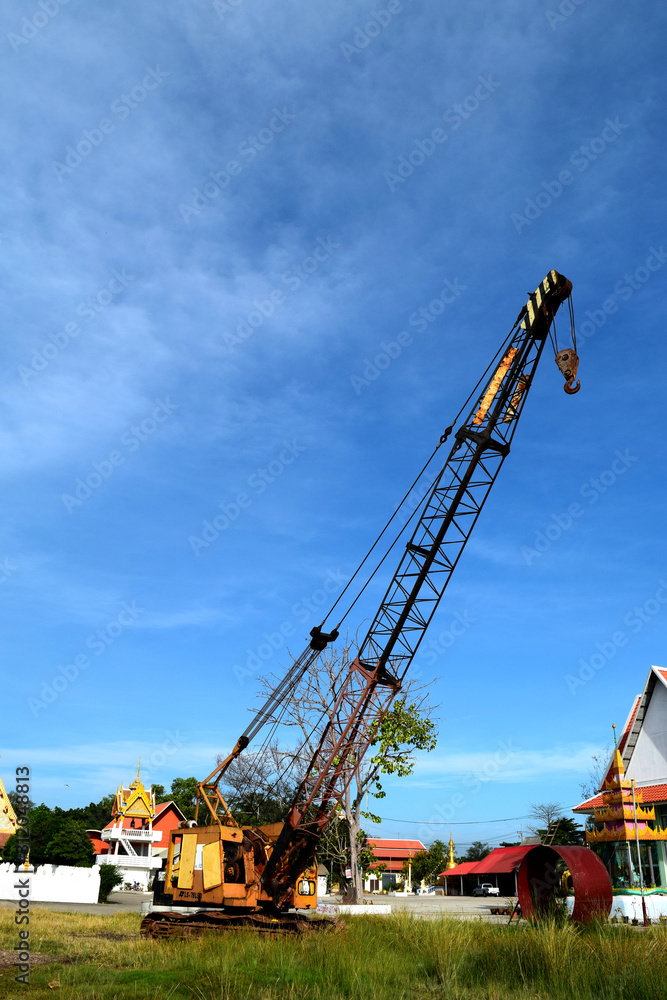 Picture of a large crane used for lifting heavy objects. And industry