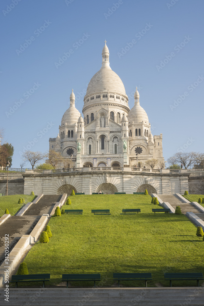 France, Paris, Montmartre, la basilique du sacré coeur.  the basilica of the sacred heart